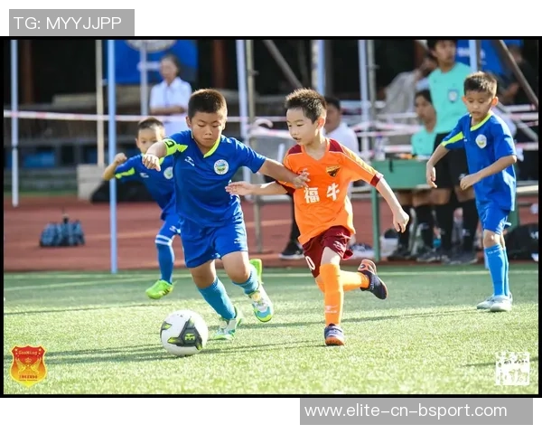 暑假足球训练营全面提升青少年球技与团队合作能力的精彩活动 暑假足球训练营全面提升青少年球技与团队合作能力的精彩活动